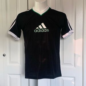 Retro adidas v-neck shirt